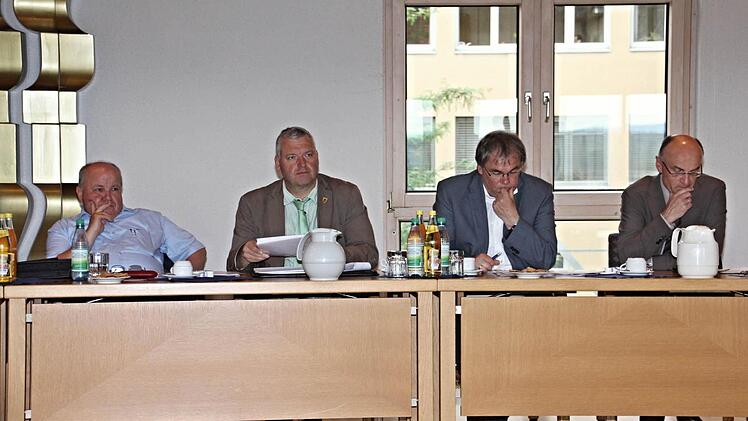 Interessiert hörten die Bürgermeister aus dem Landkreis Haßberge den Bericht des Kreisvorsitzenden der Volkshochschule, Holger Baunacher. Von rechts Bernhard Ruß (Sand) sowie Jürgen Hennemann (Ebern). Foto: Helmut Will