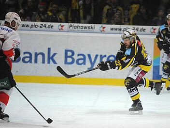 Dennis Thielsch (rechts) war gegen Regensburg der Held des Abends. Er erzielte den 4:3-Siegtreffer. Links Barry Noe. Foto: Peter Mularczyk