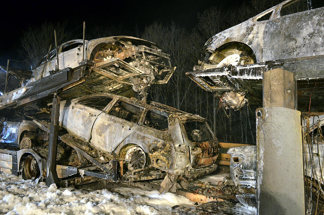 Autotransporter brennt auf A3 bei Helmstadt