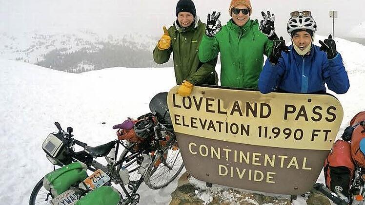 Basti, Albert und Flo auf dem Gipfel der Rockys und der Anstrengung Foto: Privat
