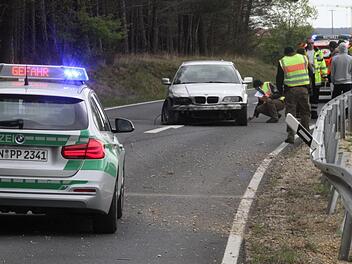 Eine kaputte Leitplanke und ein geschrotteter BMW waren die Folge eines Unfalls am Sonntagmittag. Fotos: Richard Sänger (nachts) und Michael Busch (Sonntag)
