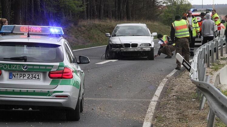 Eine kaputte Leitplanke und ein geschrotteter BMW waren die Folge eines Unfalls am Sonntagmittag. Fotos: Richard Sänger (nachts) und Michael Busch (Sonntag)