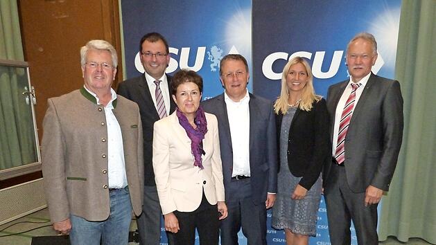 Geschlossenheit zeigten die Delegierten bei der Nominierung der Direktkandidaten der CSU f&uuml;r den Landtag und Bezirkstag. Von links die Landtagsabgeordneten Ludwig von Lerchenfeld, Martin Sch&ouml;ffel und Gudrun Brendel-Fischer, OB und Bezirksrat Henry Schramm, MdB Silke Launert und Landrat Karl D&ouml;hler.  Foto: Werner Rei&szlig;aus