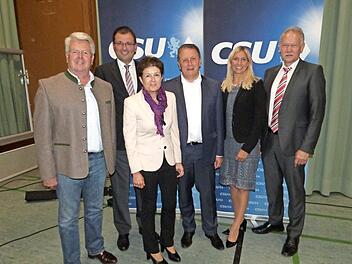 Geschlossenheit zeigten die Delegierten bei der Nominierung der Direktkandidaten der CSU für den Landtag und Bezirkstag. Von links die Landtagsabgeordneten Ludwig von Lerchenfeld, Martin Schöffel und Gudrun Brendel-Fischer, OB und Bezirksrat Henry Schramm, MdB Silke Launert und Landrat Karl Döhler.  Foto: Werner Reißaus
