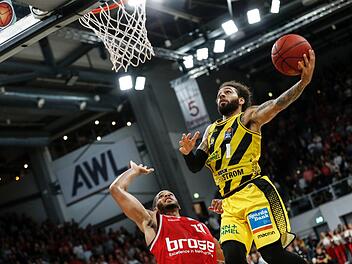 Der Ludwigsburger Aufbauspieler Jordon Crawford (rechts) zieht im Hinspiel gegen den Bamberger Augustine Rubit zum Korb. Foto: Daniel Löb