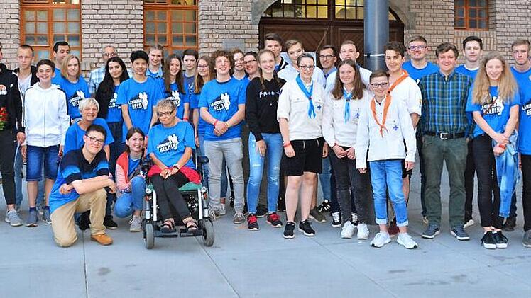 In Uniform oder in blauem "Landkreishelden"-T-Shirt: Die 50 Jugendlichen sind stolz auf das, was sie in den 72 Stunden geleistet haben. Foto: privat
