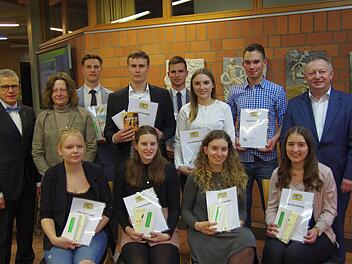 Die Geehrten (vorne von links): Velma Solik, Natascha Henkel, Hanna Schirm, Anne Behringer und (Stehend von links) Roland Friedrich, Karin Maywald, Jonas Schmitt, David Wengler, Marcel Krauß, Anna Zeißner, David Hirsch und Landrat Thomas Bold.