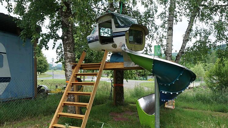Familie Schmidt und ihre Wohlfühloase in luftiger Höhe. In der Cessna  152 lässt es sich gut ausruhen, schlafen, lesen oder Musik hören. Foto: Marion Eckert