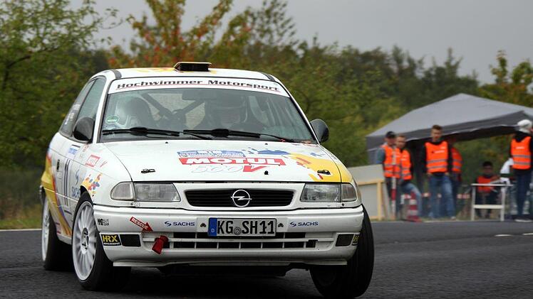Sven Hochwimmer war auch in diesem Jahr in doppelter Funktion bei der Weinland-Rallye angetreten. Zum einen leitete er erneut die Organisation der Veranstaltung, zum anderen steuerte er wiederum den Opel Astra GSI - beides mit Erfolg.