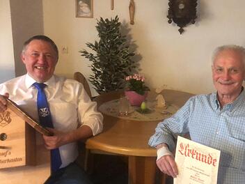 Seit 60 Jahren ist Josef Seller (rechts) Mitglied im TSV Waldfenster.  Der bisherige Vorsitzende Frank  Heckelmann gratulierte ihm zu diesem  Jubiläum und dankte für den Einsatz um den Verein. Foto: Stefan Schlereth