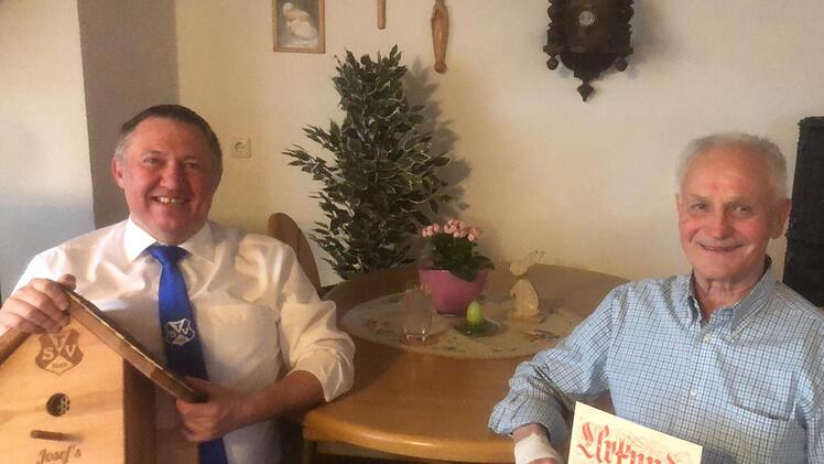 Seit 60 Jahren ist Josef Seller (rechts) Mitglied im TSV Waldfenster.  Der bisherige Vorsitzende Frank  Heckelmann gratulierte ihm zu diesem  Jubiläum und dankte für den Einsatz um den Verein. Foto: Stefan Schlereth