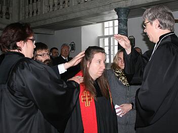 Dekanin Dorothea Richter (rechts) bei der Segnung von Pfarrerin Sigrid Ullmann (2. von links). Mit im Bild (von links): Alina Ellgring, Jörg Zech und Anja Knabner von der Kirchenverwaltung.  Foto: Veronika Schadeck