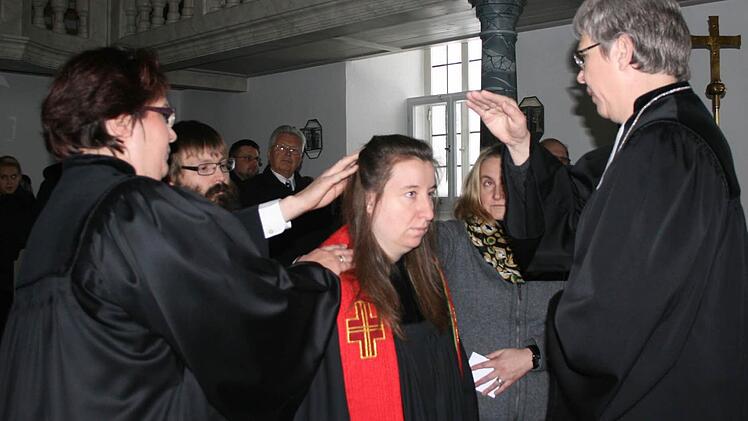 Dekanin Dorothea Richter (rechts) bei der Segnung von Pfarrerin Sigrid Ullmann (2. von links). Mit im Bild (von links): Alina Ellgring, Jörg Zech und Anja Knabner von der Kirchenverwaltung.  Foto: Veronika Schadeck