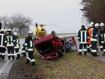 Der Rettungshubschrauber landete unmittelbar neben dem Unfallfahrzeug auf der B279