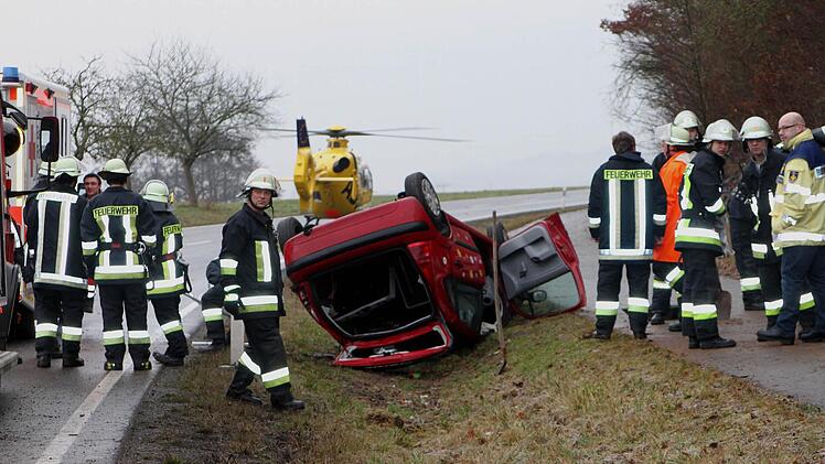 Der Rettungshubschrauber landete unmittelbar neben dem Unfallfahrzeug auf der B279