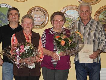 Ernst Baatz, Hildegard Schulz, Margarethe Abl und Gerold Schwarz (v. l.) wurden für langjährige Mitgliedschaft bzw. ihr Engagement für den Verein geehrt. Foto: Sonja Werner