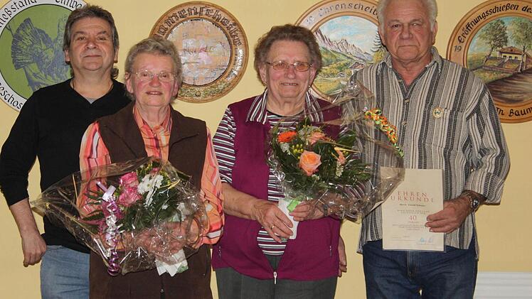 Ernst Baatz, Hildegard Schulz, Margarethe Abl und Gerold Schwarz (v. l.) wurden für langjährige Mitgliedschaft bzw. ihr Engagement für den Verein geehrt. Foto: Sonja Werner