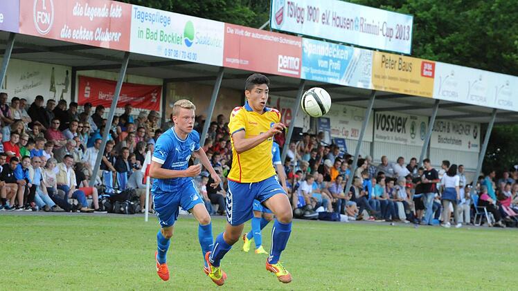 Für Juniorenfußball der Extraklasse vor großer Kulisse steht der Rimini-Cup. Unser Bild stammt aus dem Vorjahres-Finale, das die TSG Hoffenheim (blaues Trikot) gegen den Karlsruher SC nach Elfmeterschießen gewonnen hatte. Foto: Hopf