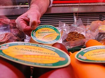 Sieht aus wie Wurst aus Fleisch, ist aber vegan. Foto: Matthias Hoch