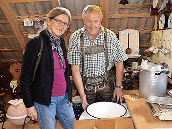 Sammler Heinrich Muth zeigt Besucherin Karin Klabouch einen alten Spültisch. Fotos: Kathrin Kupka-Hahn