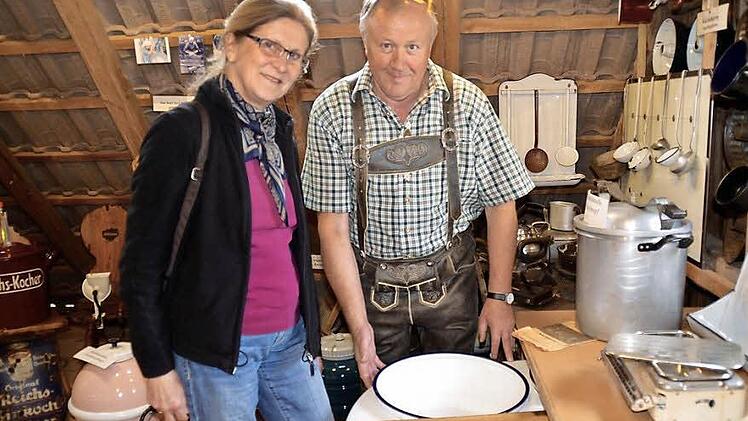 Sammler Heinrich Muth zeigt Besucherin Karin Klabouch einen alten Spültisch. Fotos: Kathrin Kupka-Hahn