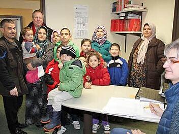 Bürgermeister Volker Schmiechen begrüßte die neuen Bürger in der Gemeinde. Foto: Sonja Adam