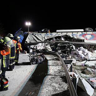Lkw begräbt Pkw unter sich