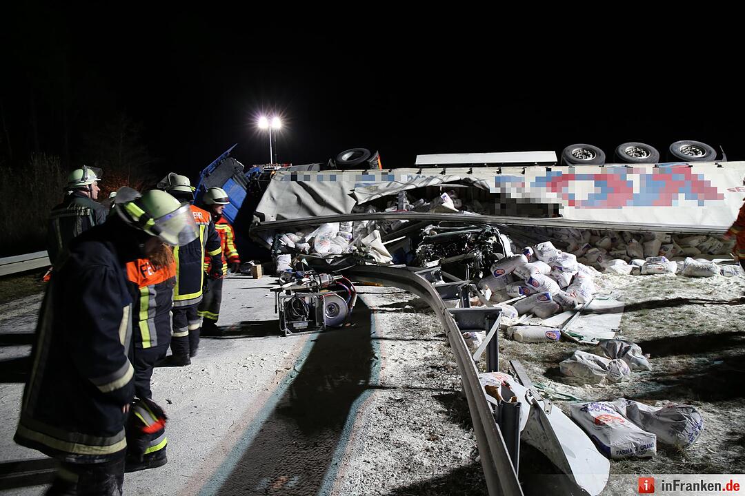 Lkw begräbt Pkw unter sich