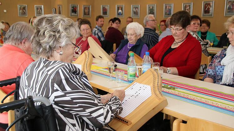 Die Veeharfengruppe spielt