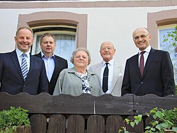 Dem Jubelpaar, Karl-Heinz und Rosalinde Hückmann gratulierten Landrat Wilhelm Schneider (rechts) und (von links) Zweiter Bürgermeister Harald Deringer und Gemeinderat Rupert Fichtner. Foto: Helmut Will