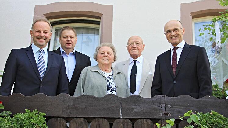Dem Jubelpaar, Karl-Heinz und Rosalinde Hückmann gratulierten Landrat Wilhelm Schneider (rechts) und (von links) Zweiter Bürgermeister Harald Deringer und Gemeinderat Rupert Fichtner. Foto: Helmut Will
