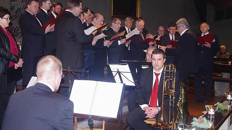 Der Männergesangverein "Cäcilia" Friesen (im Hintergrund) unter Leitung von Theo Wich  Foto: Heike Schülein