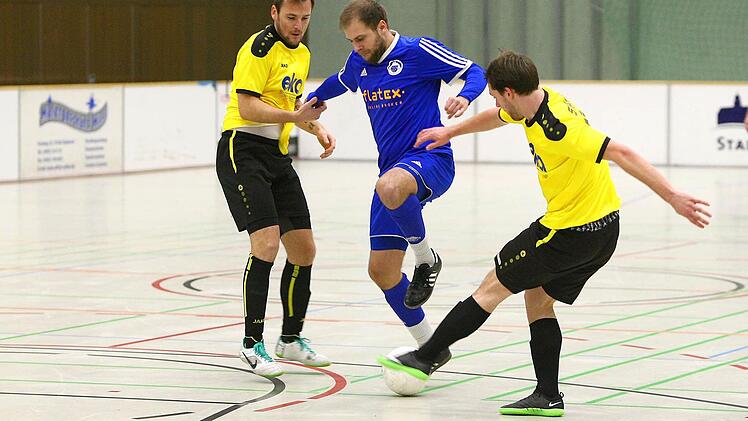 Marcell Münch (blaues Trikot) im Duell mit Claus Baumgärtner (links) und Johannes Philp (rechts). Foto: Monika Limmer