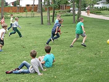 Die Kinder nutzen den Schlossgarten zum Fußballspielen. Foto: Richard Sänger