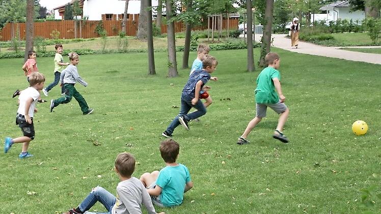 Die Kinder nutzen den Schlossgarten zum Fußballspielen. Foto: Richard Sänger