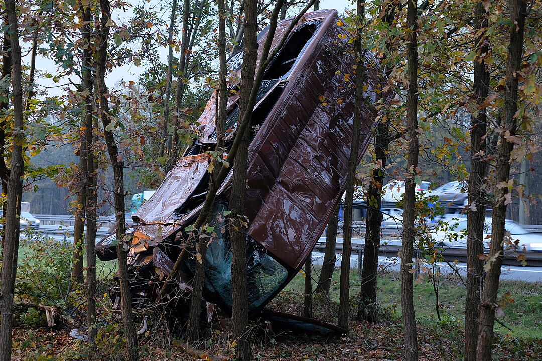 A3 zwischen Nürnberg und Erlangen: Kleinbus landet in Baum