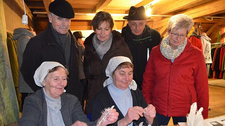 Die Besucher schauen Helga Wagner und Ilona Renner beim Federnschleißen über die Schulter. Foto: Gabi Bertram