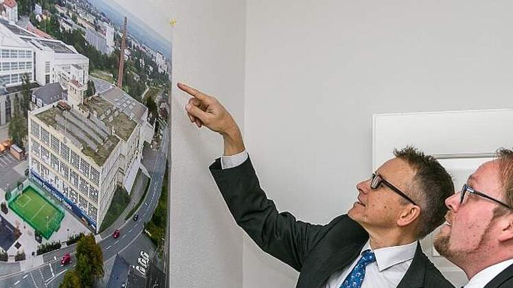 Matthias Kaiser und Stephan Clemens betrachten sich die Gegebenheiten in Kulmbach auf einem Luftbild.Uni Bayreuth