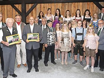 Schützenkönige und Ehrenmitglieder. Von links . Schützenmeister Frank Zapf, Ehrenmitglied Josef Will, 1. Bürgermeister Hans Pietz, Ehrenmitglied Klaus Dehmel; in der Bildmitte Schützenkaiser und Ehrenmitglied Josef Wicklein mit Königskette, sowie Jungschützenkönigin Katja Zanke mit Königskette. Mit im Bild Schützenlieseln und Ritter. Fotos: K.- H. Hofmann