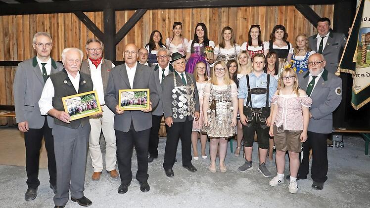 Schützenkönige und Ehrenmitglieder. Von links . Schützenmeister Frank Zapf, Ehrenmitglied Josef Will, 1. Bürgermeister Hans Pietz, Ehrenmitglied Klaus Dehmel; in der Bildmitte Schützenkaiser und Ehrenmitglied Josef Wicklein mit Königskette, sowie Jungschützenkönigin Katja Zanke mit Königskette. Mit im Bild Schützenlieseln und Ritter. Fotos: K.- H. Hofmann