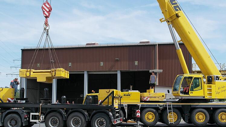 Mit Hilfe der Firma Klug und des THW wurde der Sperrmüll-Container entladen.