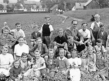Die Triebenreuther Schüler mit ihrem Lehrer Johann Zahl im Jahre 1951. Hintere Reihe (von links): Gerti Schmidt, Fritz Than, Siegfried Walter, Wolfgang Jandl, Rudi Witzgall, Karl Than, Dieter Schwalbe. Mittlere Reihe (von links) : Traudl Woitschewski, Ulla Fröse, Adalbert Lachnit (später Pfarrer in Wartenfels), Alfred Hildner, Gero Zahl. Vordere Reihe (von links) Rosemarie Fraas, Lotti Schott, Edith Hofmann, Ruth Degen, Christa Tschorn, Anni Than, Inge Köbske, Gunda Buß, Paula Döring, Werner ...