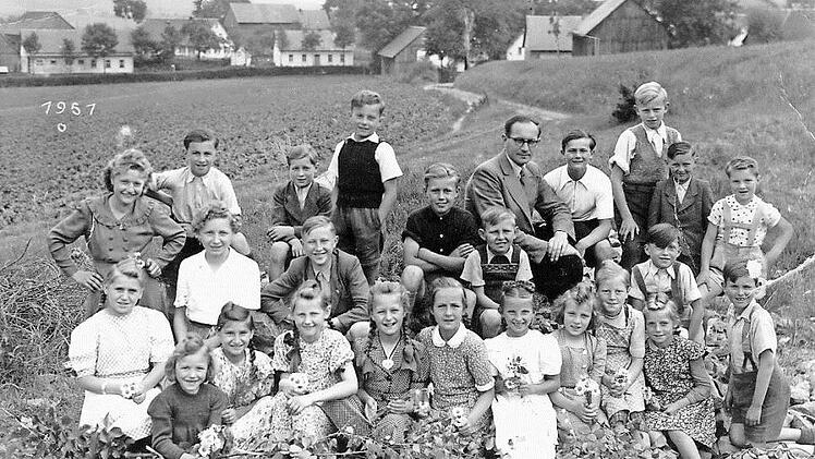 Die Triebenreuther Schüler mit ihrem Lehrer Johann Zahl im Jahre 1951. Hintere Reihe (von links): Gerti Schmidt, Fritz Than, Siegfried Walter, Wolfgang Jandl, Rudi Witzgall, Karl Than, Dieter Schwalbe. Mittlere Reihe (von links) : Traudl Woitschewski, Ulla Fröse, Adalbert Lachnit (später Pfarrer in Wartenfels), Alfred Hildner, Gero Zahl. Vordere Reihe (von links) Rosemarie Fraas, Lotti Schott, Edith Hofmann, Ruth Degen, Christa Tschorn, Anni Than, Inge Köbske, Gunda Buß, Paula Döring, Werner ...