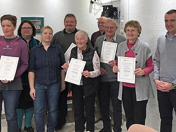 Ludwig Wahl (r.) gratulierte den Geehrten. Foto: privat