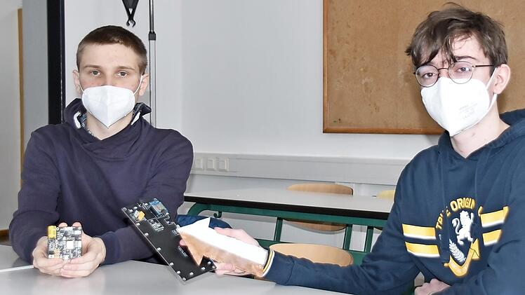 Tobias Wanierke und Josias Neumüller wollen Warnschilder für Feuerwehrleute besser erkennbar machen.