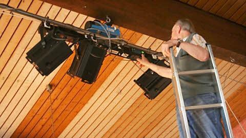 Theo Kehm kümmert sich um die Technik und die Beleuchtung und scheut sich nicht, auf hohe Leitern zu steigen.