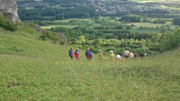 Die Retter auf dem Weg zur Absturzstelle am Walberla