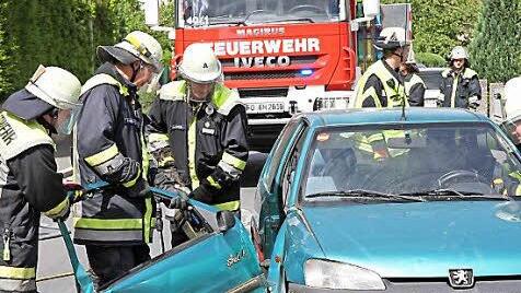 Die Hallerndorfer Feuerwehrler bei ihrem Einsatz  Foto: Erlwein
