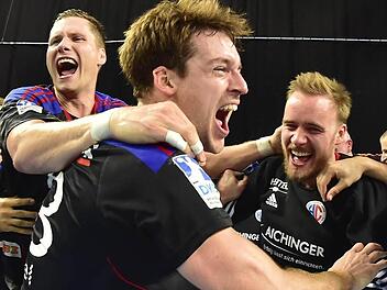 So sieht pure Freude aus: Siegtorschütze Ole Rahmel (Mitte) lässt sich von seinen Mitspielern feiern.  Foto: Sportfoto Zink