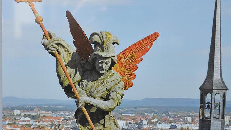 Die Figur auf dem Langhaus der Kirche.  Foto: Stadtarchiv